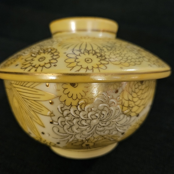 Kutani handpainted bowl with lid from Japan - Picture 8 of 10